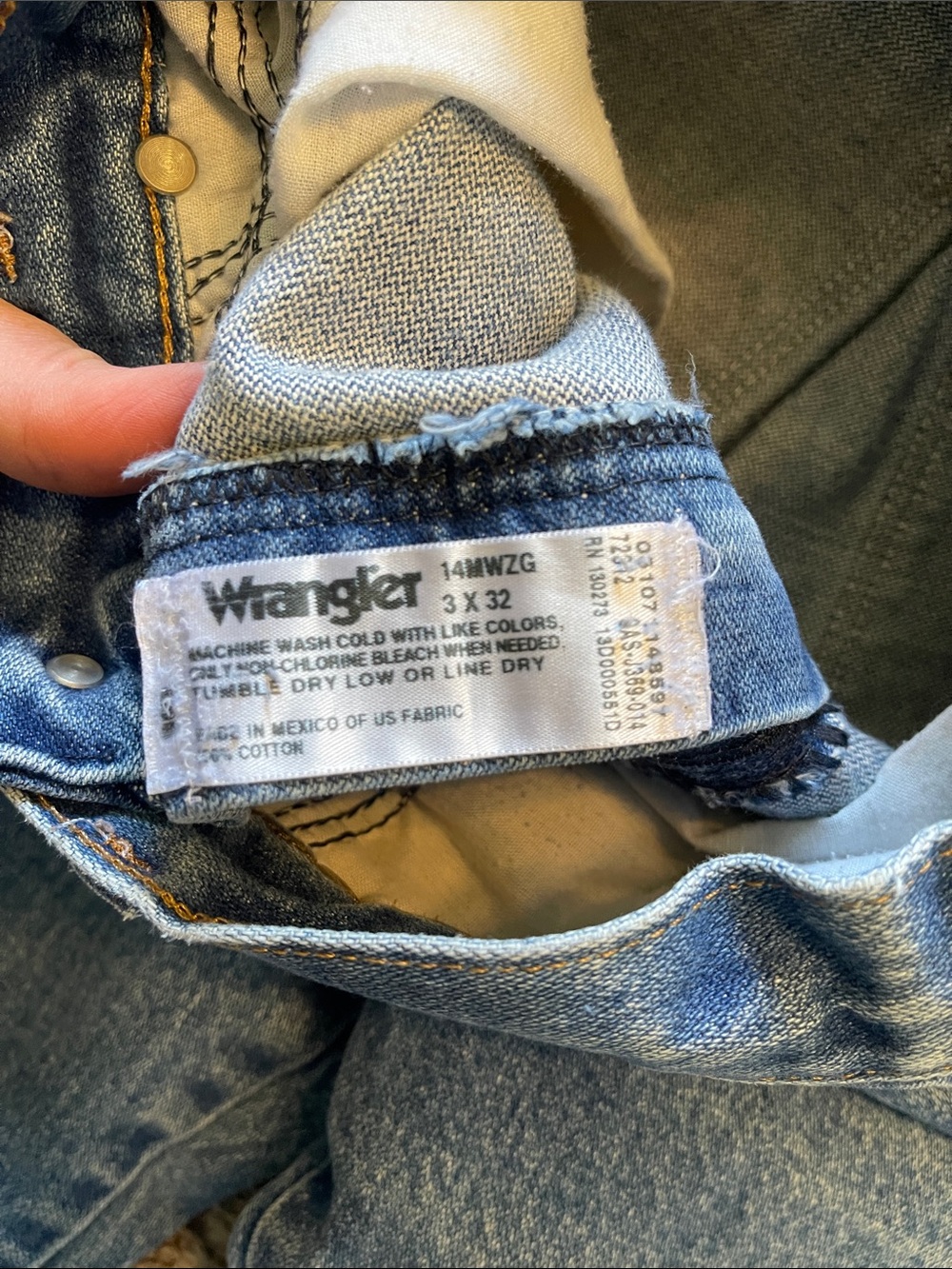 Wrangler Straight Leg Jeans in Light Blue Wash - Picture 2 of 7